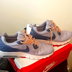 - Nike airmax motion womens